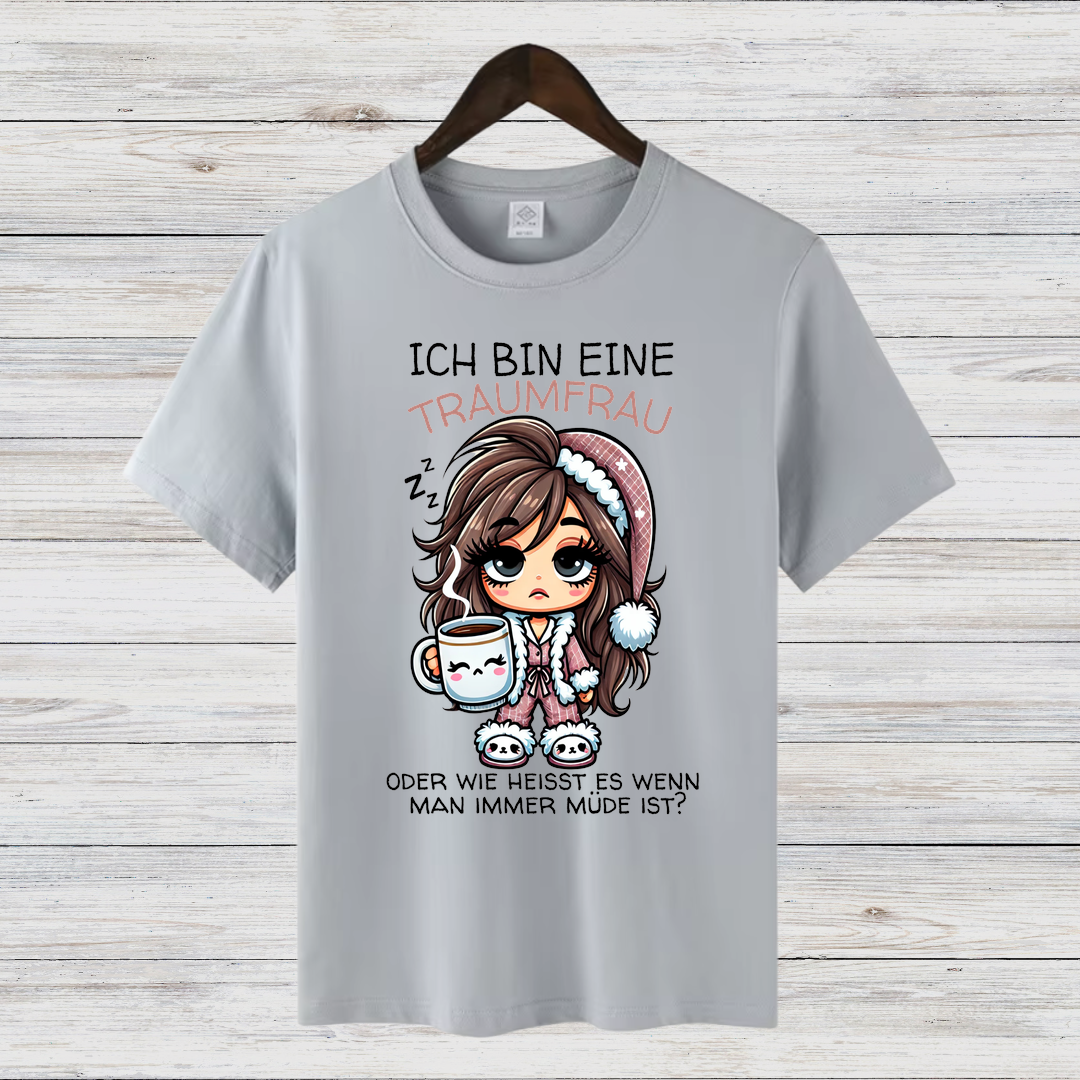 Traumfrau Shirt | Lustiges Winter T-Shirt | Cozy Pyjama Look | Geschenk für Morgenmuffel
