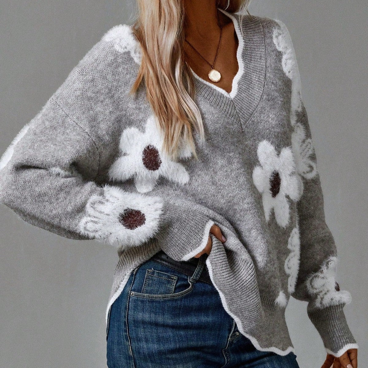 Reverie® - Grey V-neck sweater with floral print