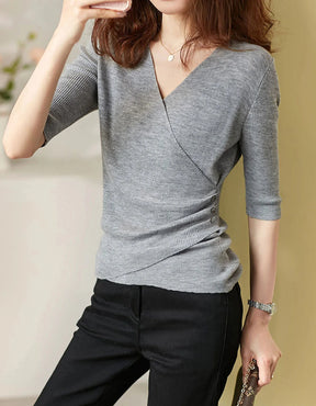 Simple V-neck knit top