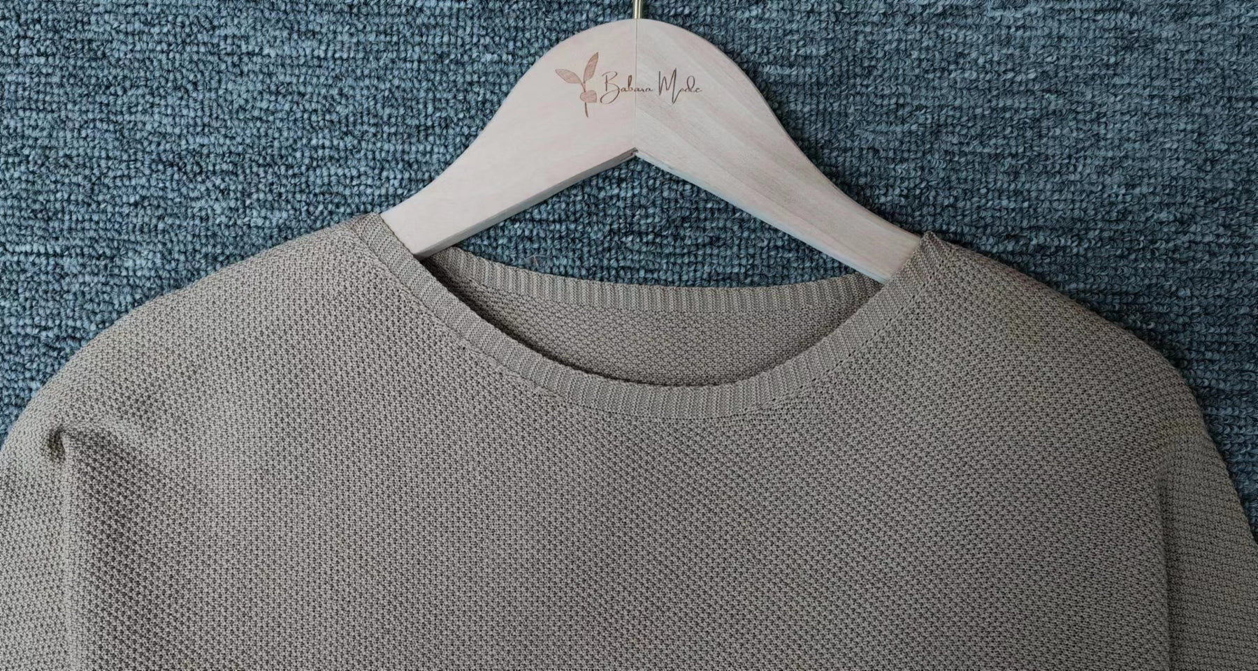 FallStil® - Gold-coloured plain sweater with round neck