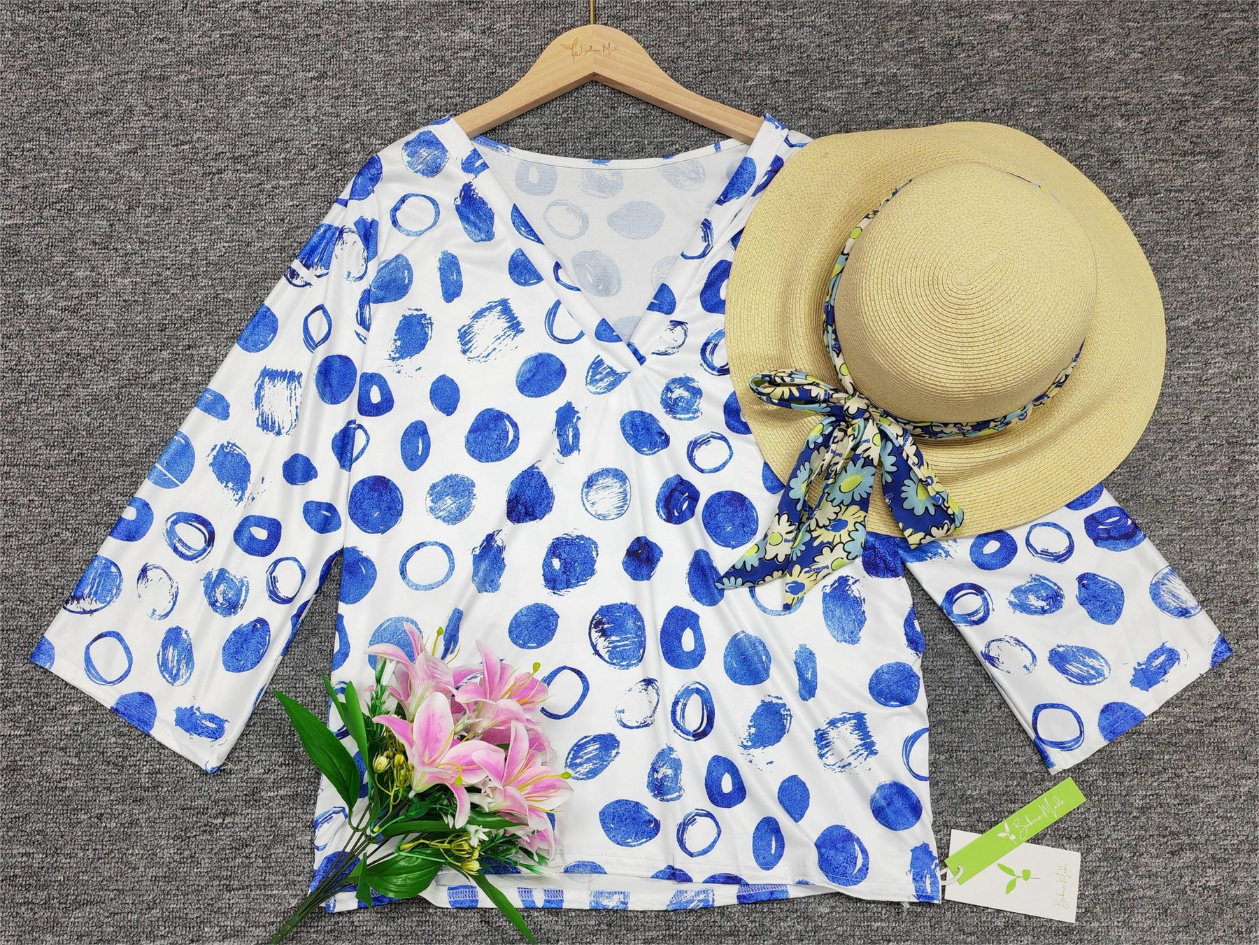 FallStil® - Abstract blue dotted white v-neck tunic top