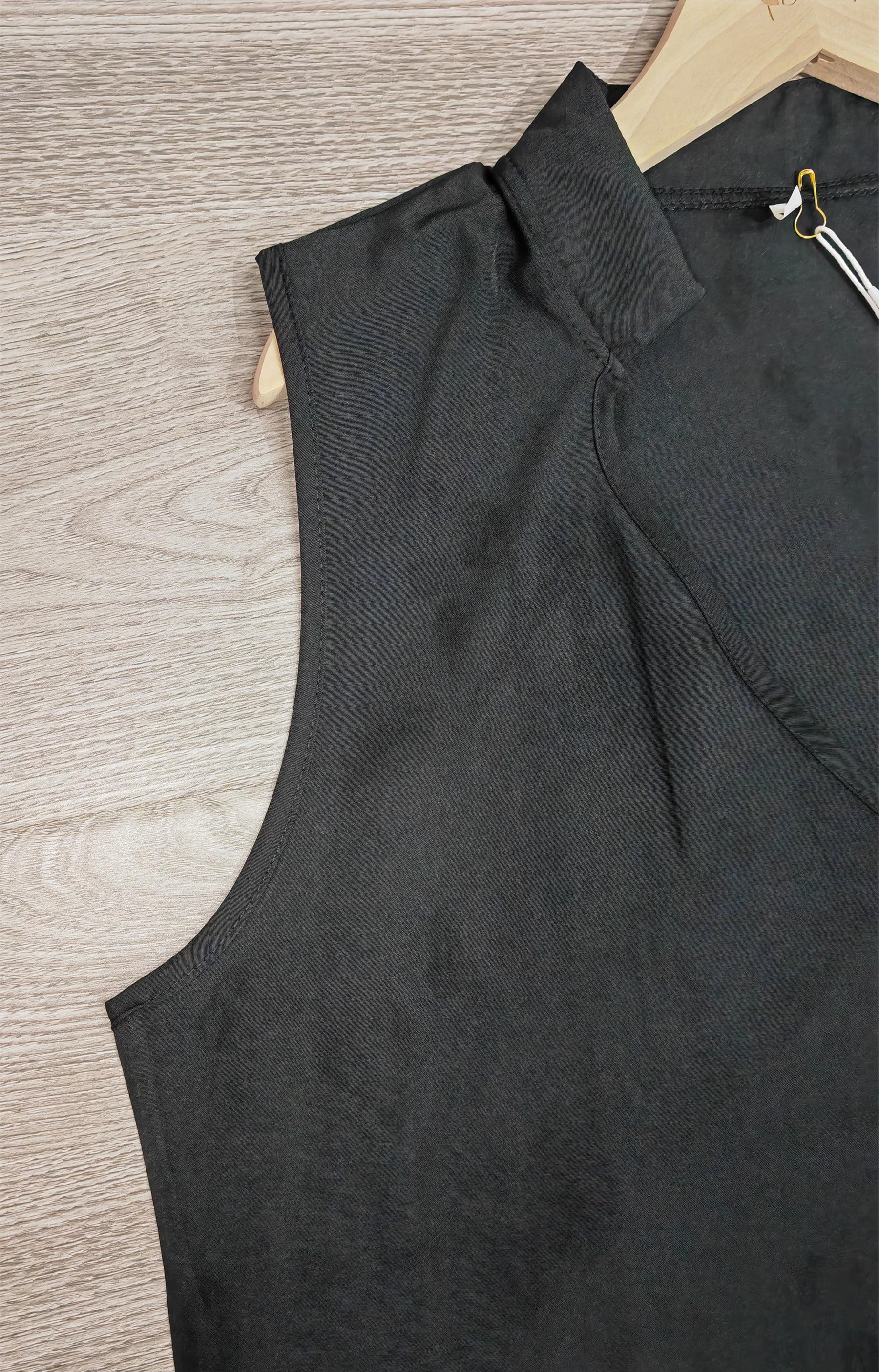 FallStil® - Black sleeveless plain top