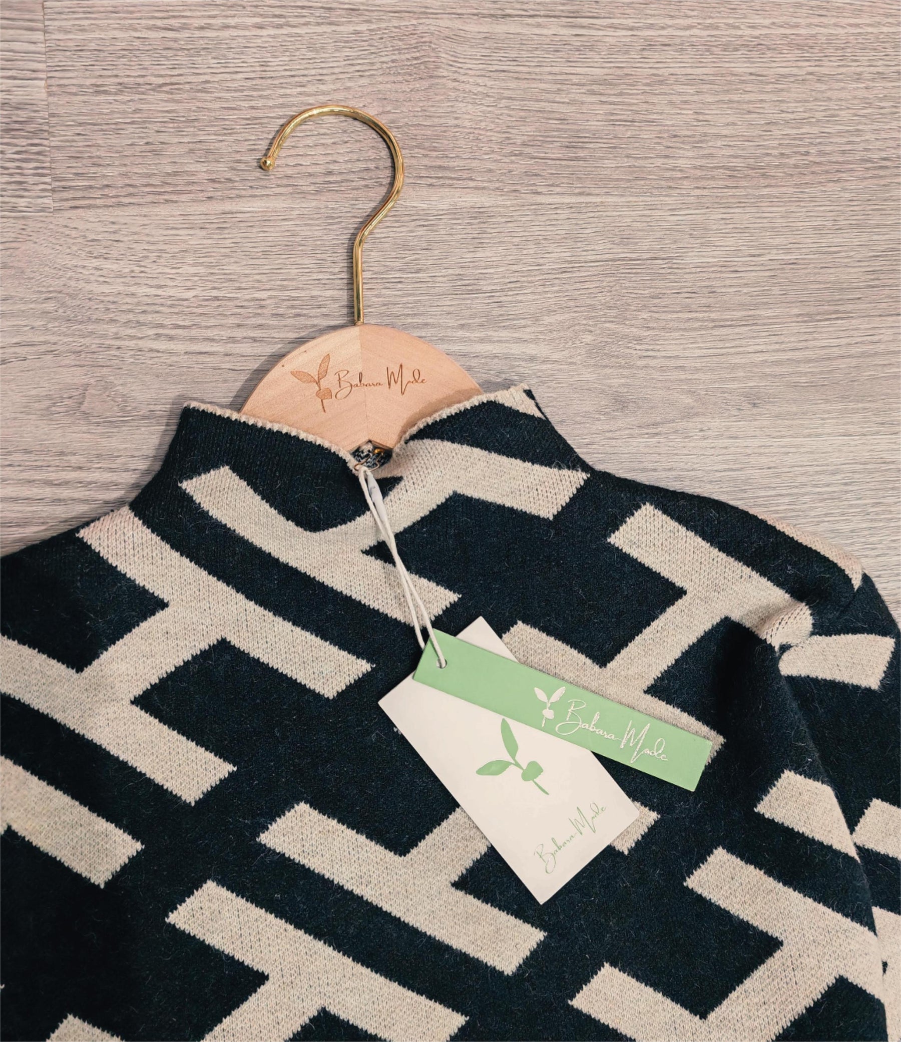 BlütenBliss® - Geometric sweater with black alphabet