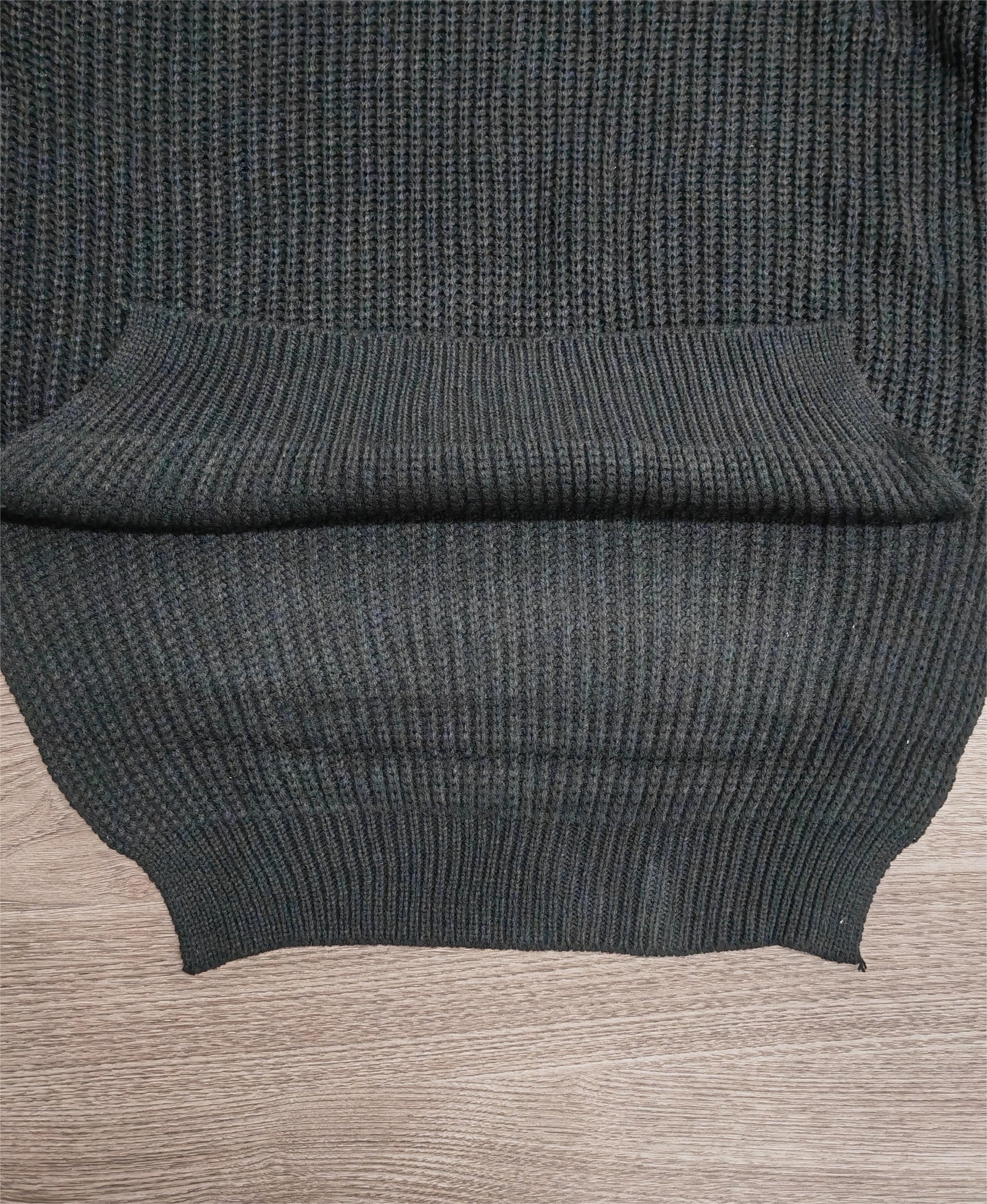 BlütenBliss® - Black long-sleeved turtleneck sweater with ribbed surface