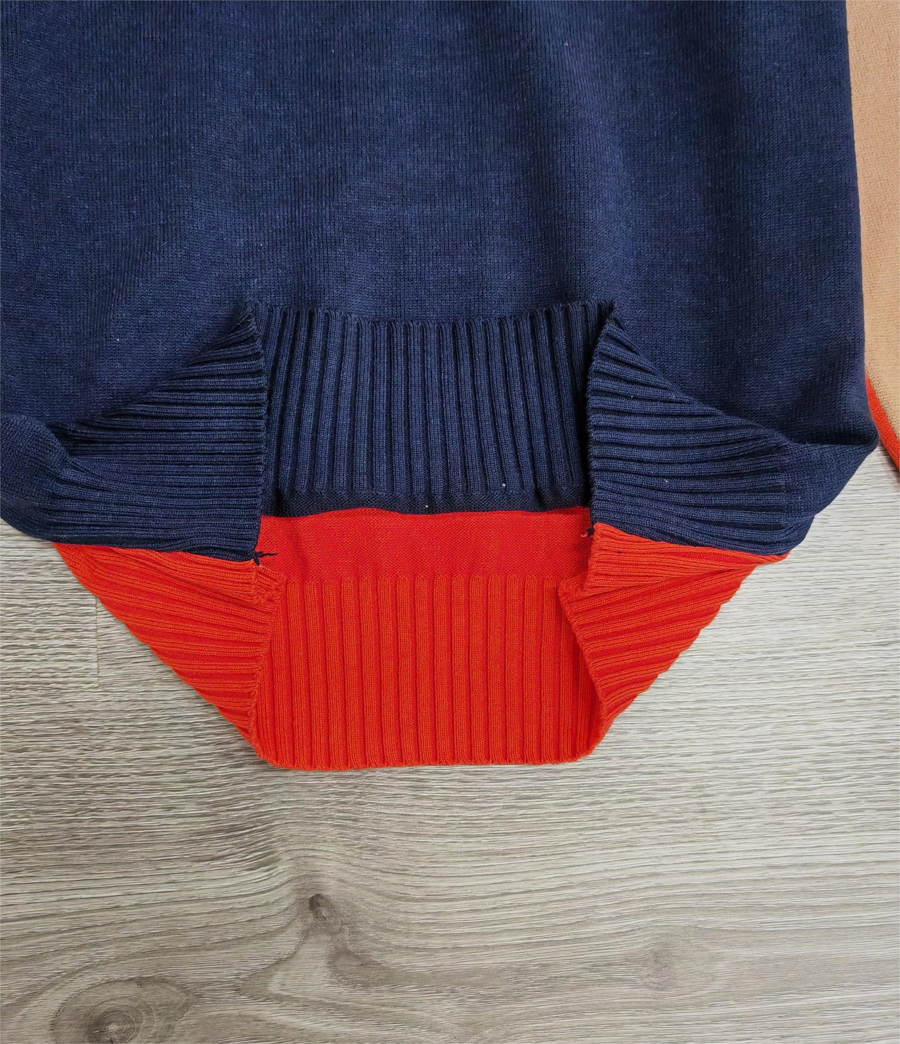 FallStil® - Navy and orange sweater with retro stripes