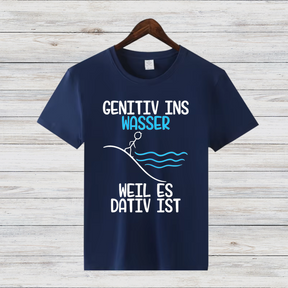 Genitiv ins Wasser | Lustiges Grammatik-Shirt | Humorvolles Design für Sprachliebhaber | Bequem & Stilvoll