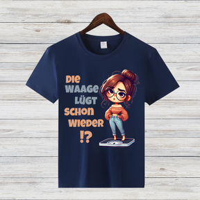 Die Waage lügt schon wieder | Lustiges Statement Shirt | Humorvolles Wintermotiv | Geschenk für Frauen