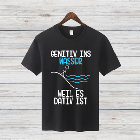Genitiv ins Wasser | Lustiges Grammatik-Shirt | Humorvolles Design für Sprachliebhaber | Bequem & Stilvoll