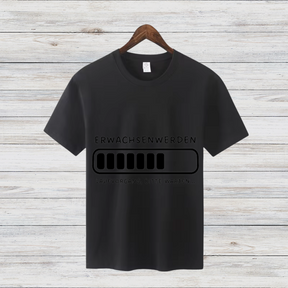 Erwachsen Werden Shirt | Lustiges Ladebalken T-Shirt | Humorvolles Geschenk | Witziges Statement Shirt für Nerds
