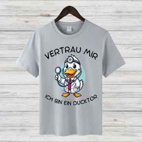 Vertrau Mir Ducktor | Lustiges Arzt T-Shirt | Witziges Enten Motiv | Humorvolles Geschenk für Mediziner