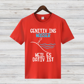 Genitiv ins Wasser | Lustiges Grammatik-Shirt | Humorvolles Design für Sprachliebhaber | Bequem & Stilvoll