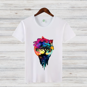 Magischer Baum | Künstlerisches T-Shirt | Farbenfrohes Naturdesign | Stilvolles Baumwollshirt für Wintertage