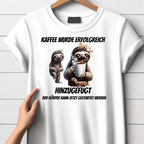 Kaffee Faultier | Lustiges T-Shirt für Kaffeeliebhaber | Humorvolles Winterdesign | Statement Shirt für Frauen